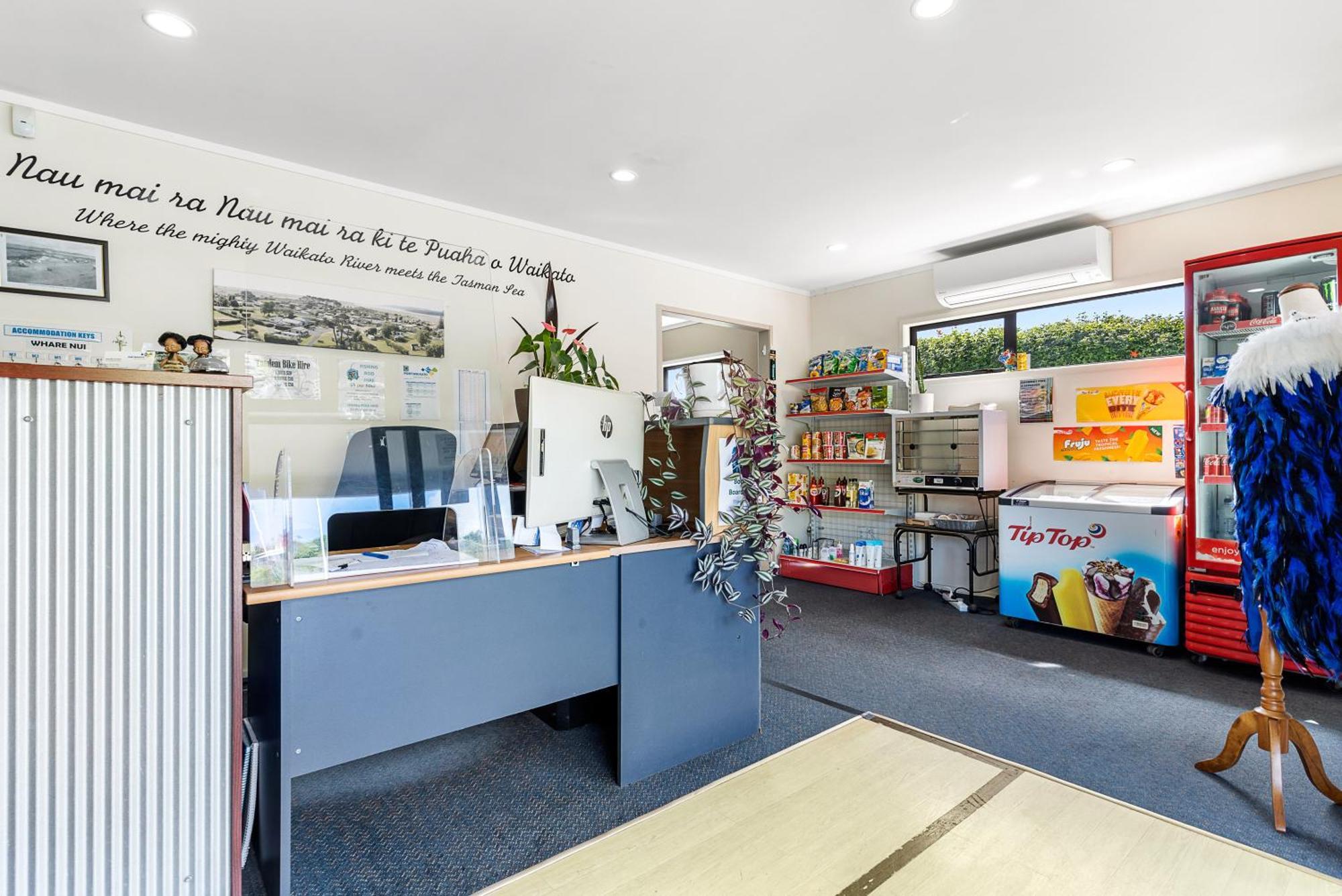 Port Waikato Holiday Park المظهر الخارجي الصورة