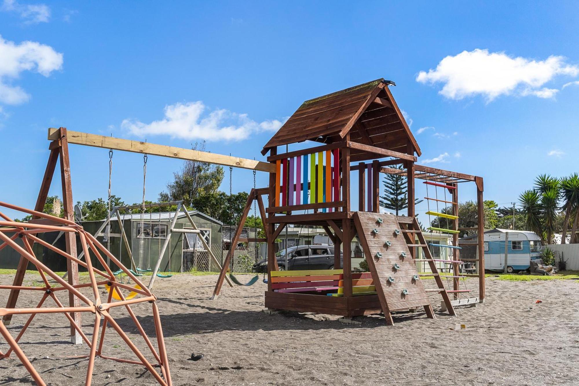 Port Waikato Holiday Park المظهر الخارجي الصورة